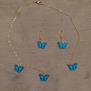 Halsband och örhängen  - Fjärilshalsband med matchande örhängen. Halsbandet är 42 cm långt. 