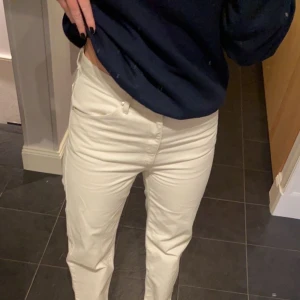 Uniqlo krämvita jeans - Skitsnygga krämvita jeans från uniqlo i storlek 28. Tyvärr lite för korta på mig och därför vill jag nu sälja vidare dem:)