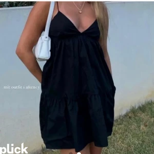 Zara klänning  - Säljer nu min slutsålda klänning från Zara då jag har flera liknande, plagget är sparsamt använt och i nyskick! Inga fläckar,hål osv!! KÖP DIREKT FÖR 400kr + FRAKT!!!