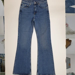 Arket flared jeans - Innerbenslängd 78 cm. Oanvända. Stretchiga 