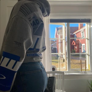 Cool hoodie - Grå hoddie med coola tryck, bara använd fåtal gånger