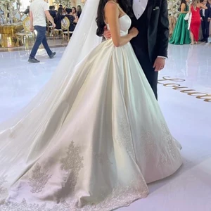 Brudklänning  - Brudklänning ingår även slöja.  Ryggen har korsett som kan justeras i storlek 32-36. Köpt från Stockholm brud & fest.