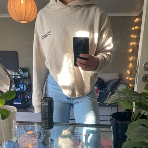 Fin hoodie - Beige hoddie med fint tryck, overzised och superskön samt att den är i nyskick