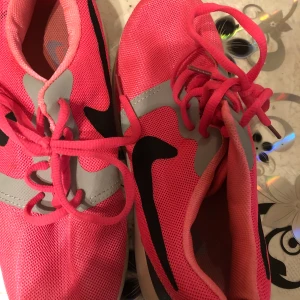  Nike - Säljer dessa Nike skor som är använda högst 2 ggr som inneskor på mina träningar, köpta för ungefär 300kr från Nikes hemsida och säljer för 100kr, dom är i storlek 39 och funkar perfekt, väldigt bekväma❤️ köparen står för frakten 
