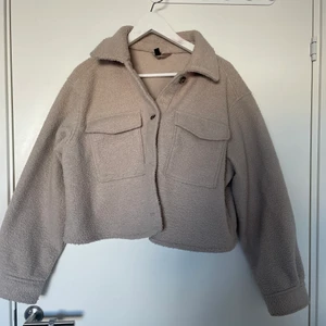 Jacka  - Säljer min vår/höst jacka som inte kommer till användning längre! Den är i storlek M så lite oversized. 