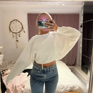 Vit croppad tröja  - Croppad tröja från bershka. Sparsamt använd i fint skick. Storlek 34. Går att knyta åt om man vill. 