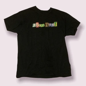 unik t-shirt - skitsnygg tirsa från @abundantbrands på ig, köpt för ca2år sen tror jag? väl använd men absolut inga defekter. nypris typ 300kr