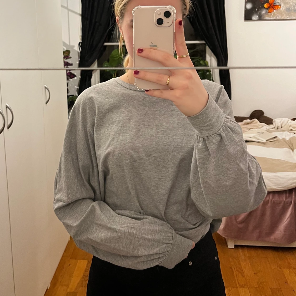 Tunn tröja med fluffiga ärmar