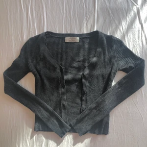 Grå Kofta - Grå topp från Pull & bear som går att använda som kofta eller bara topp! Bra skick!!