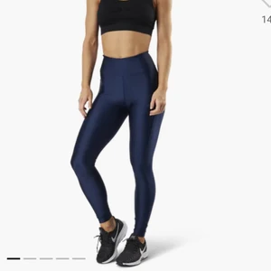 Träningstights  - Marinblå shiny träningstights från röhnisch i storlek S. Använda 1 gång. Pris 100kr + frakt 💕