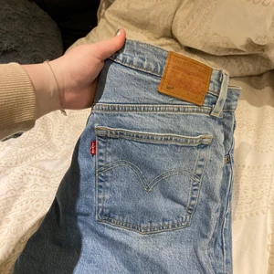 Levis jeans  - Helt nya jeans från Levis i modellen 501, superfint skick då de endast är använda en gång då jag tyvärr inte trivdes i modellen🙏🏼.  