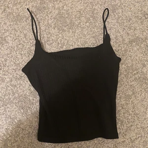 Enkel svart topp från SHEIN.  - Aldrig kommit till användning. 