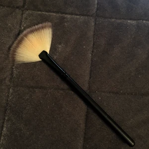 Highlight borste  - Oanvänd highlight borste från dollarstore. Helt ny!