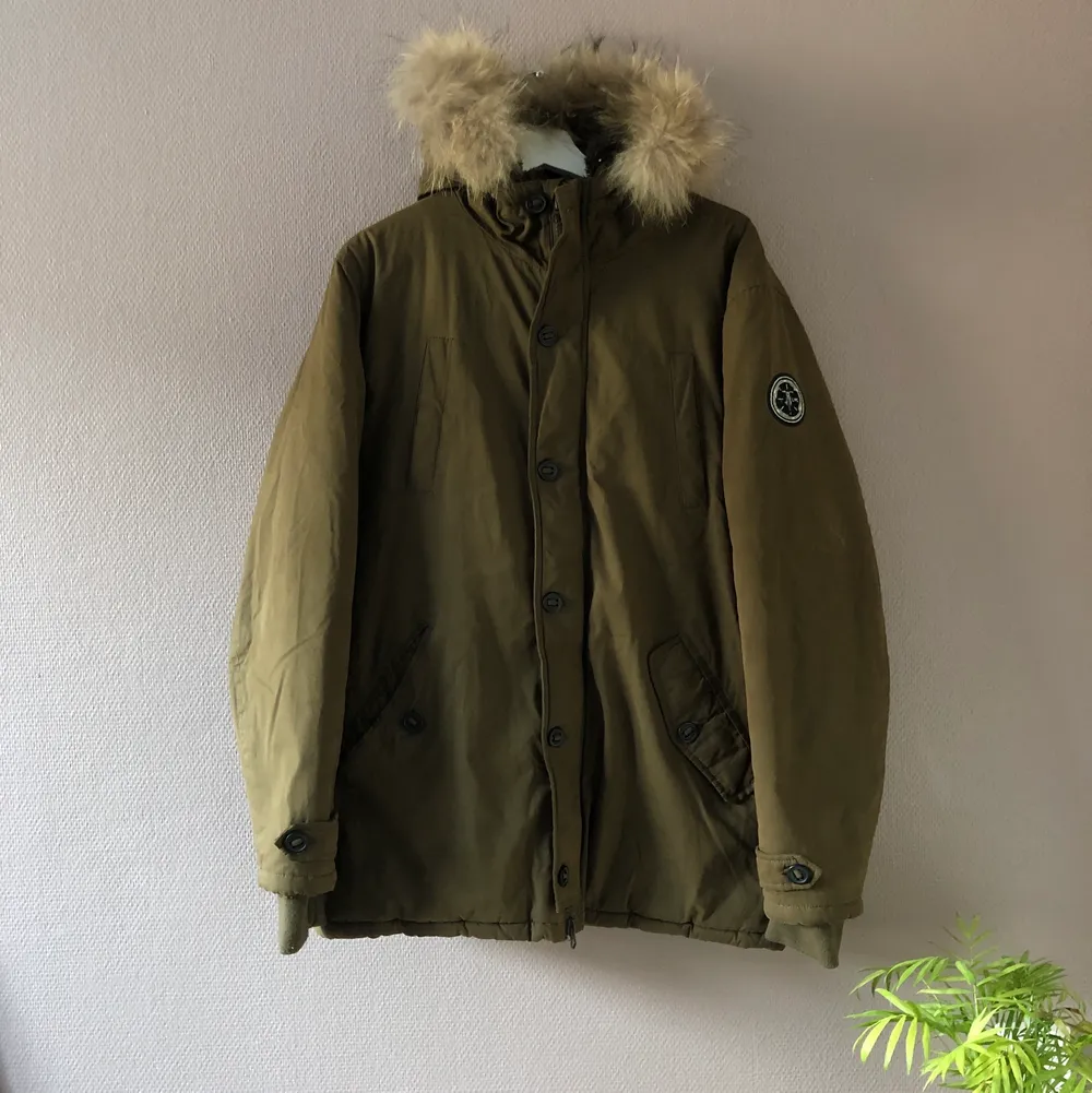 Olive Green winter jacket, from “Le Temps des cerises”, size: L  In very good condition, only used a couple of times.  Original price : 2 000 kr  (P.S. real raccoon fur). Jackor.