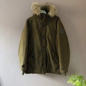 Olive Green winter jacket, from “Le Temps des cerises”, size: L  In very good condition, only used a couple of times.  Original price : 2 000 kr  (P.S. real raccoon fur)