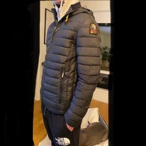 Parajumper Hooded Jacket stl XS - Parajumper jacka i bra skick.  Last Minute Lighweight Hooded Jacket  Storlek XS  Svart  Nypris ca 4500:- Pris 2100:-
