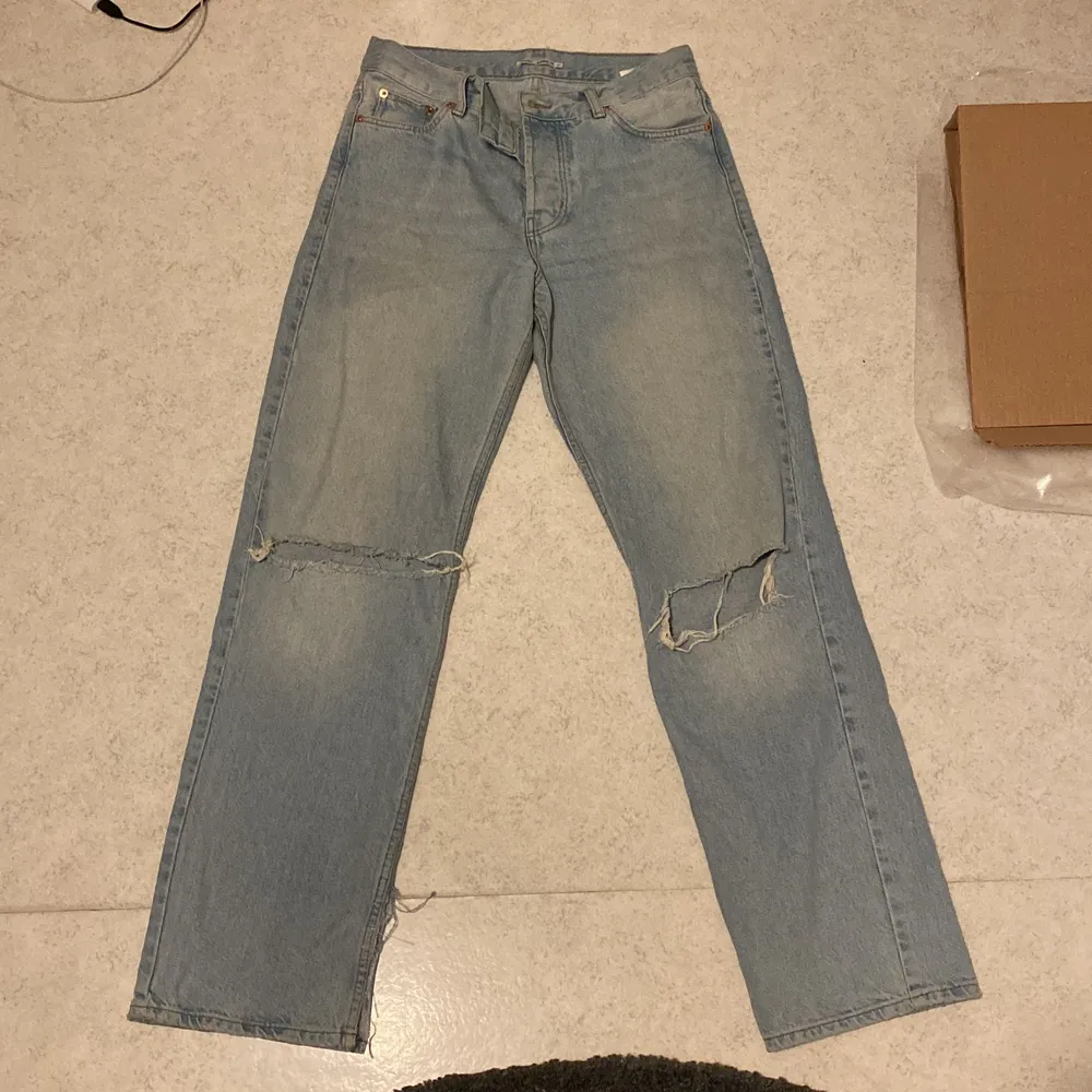 Ett par jeans från junkyard som är super fina och med fin pass form, dock lite stora för mig och kommer då inte till användning! Köparen står för frakten 💘. Jeans & Byxor.
