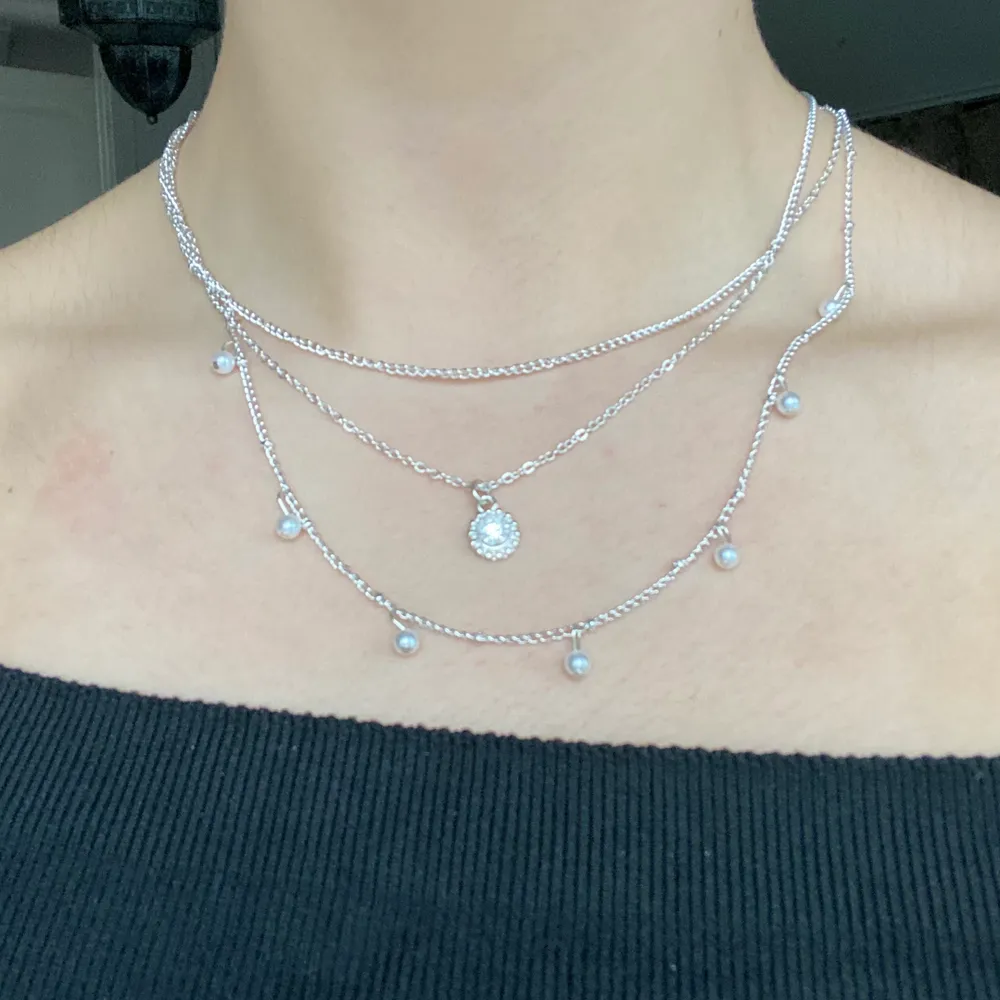 Ett så fint silverhalsband som jag helt har glömt bort att använda. Det är från H&M och längden på halsbandet kan variera beroende på smak, själv gillade jag att ha den  lite kortare🥰 Frakt tillkommer✨. Accessoarer.