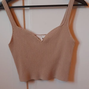 Topp - Detta är en ribbad topp ifrån HM I storlek S super fin och aldrig använt den så den är I ny skick. Jag köpte denna för 99 kr i affären och nu säljer jag denna toppen för 70 kr 