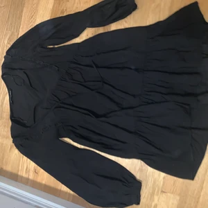 Zara klänning - Klänning från zara köpt i höstas men använt den bara 1 gång! Svart med volanger och snören högst upp som man kan byta vid önskemål, kan såklart skicka bilder m den på💗