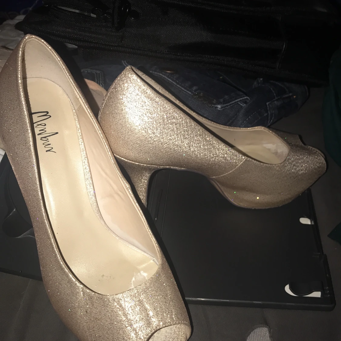 Högklackade open toe skor i guld färg  - 90