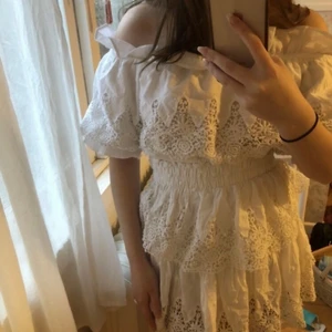 Matchande set  - Ett matchande set med en vit och volangförsedd topp och kjol från linn ahlborgs kollektion med NAKD. Både kjolen och toppen är oanvänd💫🌸