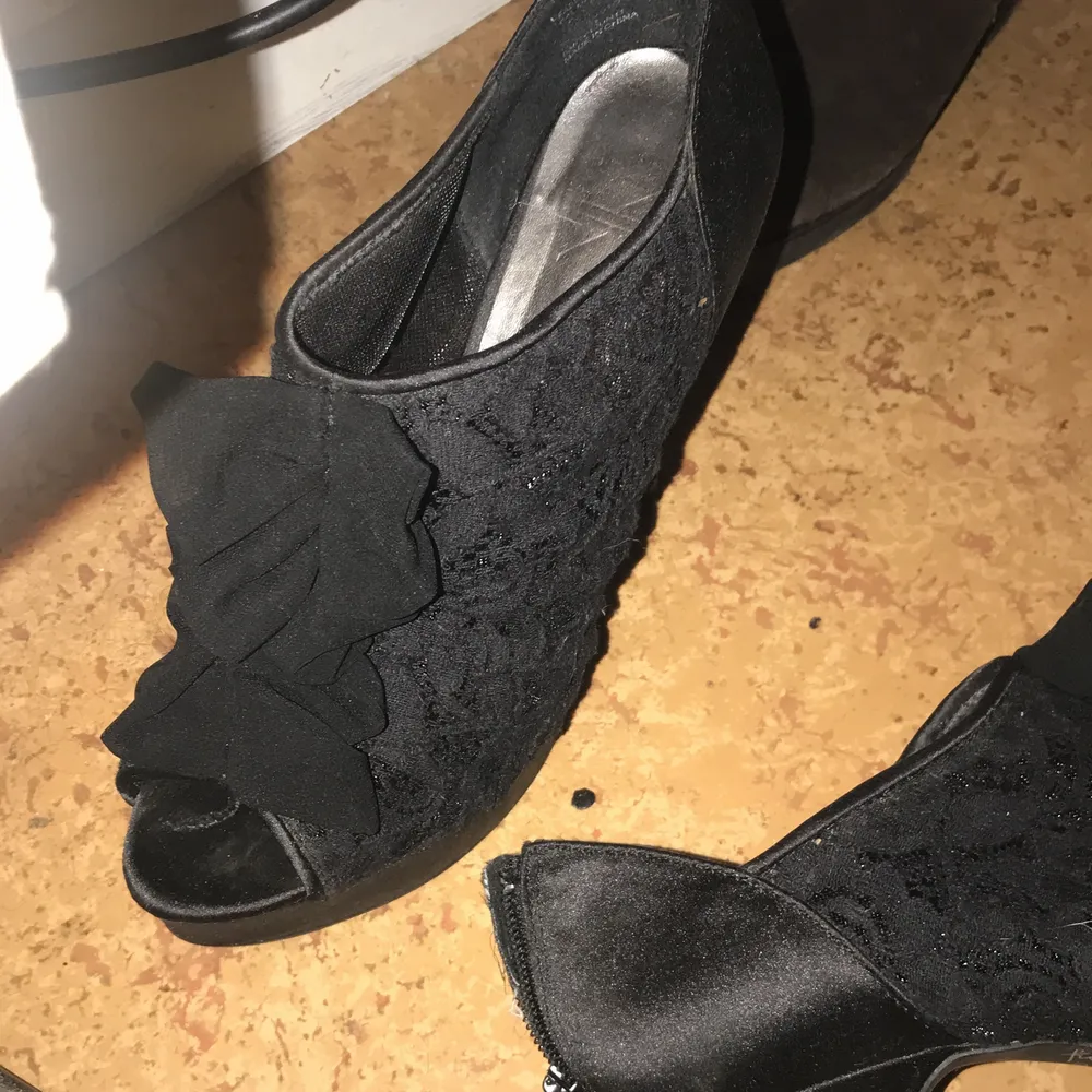 Kardashian collektion high heels (14 cm klack) så gott som nya jag blir tyvärr alldeles för lång i dom 🙁. Supersnygga spets skor med öppen tå och dragkedja i bak. Använda 2 ggr. . Skor.