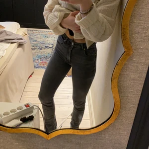 Zara Jeans - Säljer mina gråa zara jeans med slits nedtill. Strl 34 men väldigt stretchigt material! Har ett litet hål vid skärpet därav säljer jag de billigt. Annars superfint skick! 