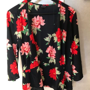 Blus  - Blus från asos i stl 44 som man knyter 