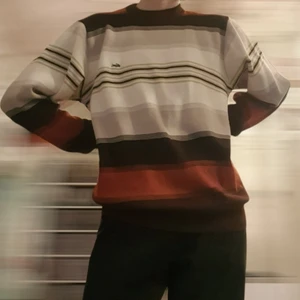 Lacoste tröja - Lacoste tröja i storlek XL men känns som en större M (M-L). Köp på secondhand för ca 250:-, säljes för 70:-. Något nopprig, dm:a för fler bilder.