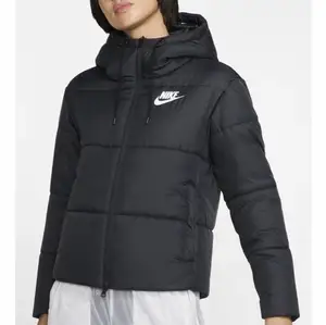Säljer min snygga Nike jacka för 700kr+ ev frakt. Nypris 1149 kr. I fint skick