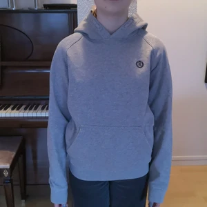 Grå hoodie, Henry Lloyd, stl 12-13 år - Mkt fint skick, använd ett fåtal gånger. Stl 152-158/12-13 år. 