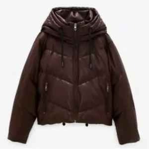 Zara jacka - Vinröd vinter pufferjacket från zara som Tyvär inte kommer till användning❤️❤️