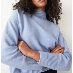 Blå stickad tröja  - Blå stickad tröja ifrån &other stories. 390kr nypris och i perfekt skick!