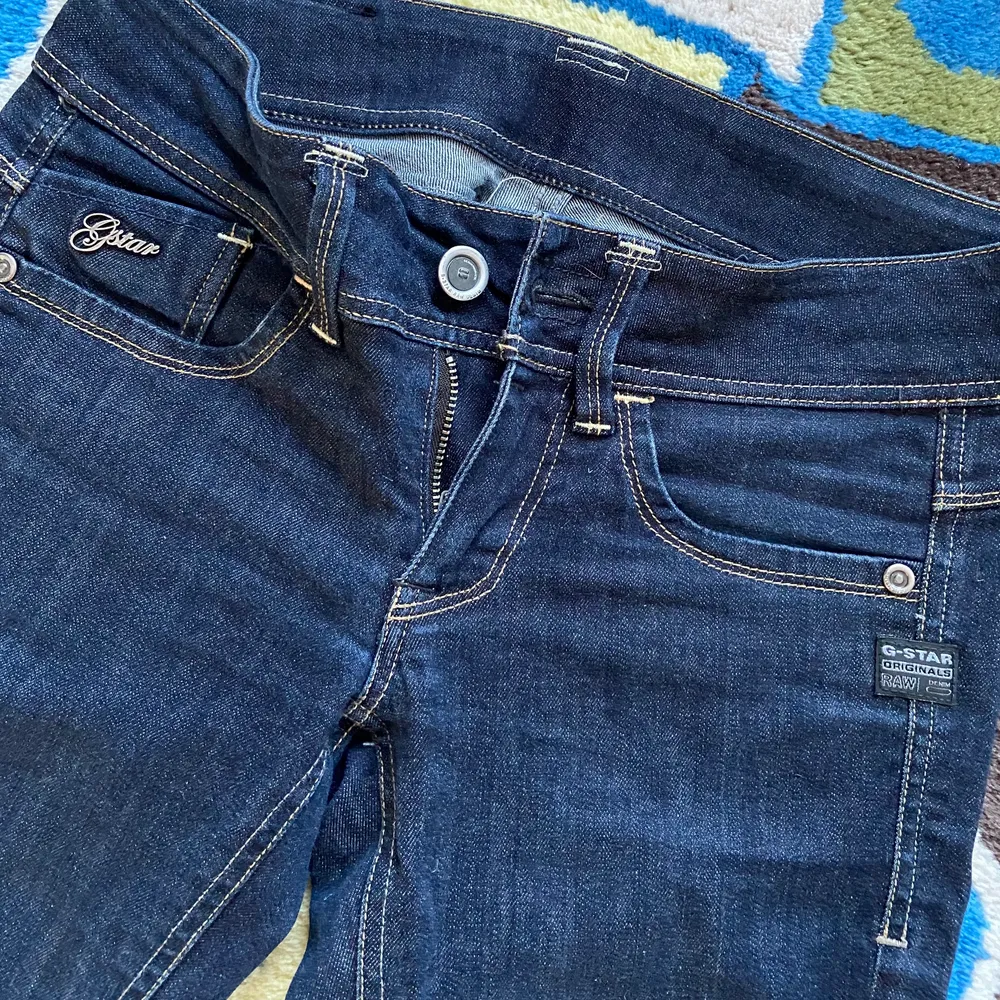 Extremt snygga lågmidjade jeans från G-star men tyvärr så passar dom inte varav att jag inte har några bilder med dom på😩 Skulle säga att dom passar en xxs och typ 165 i längden.. Jeans & Byxor.