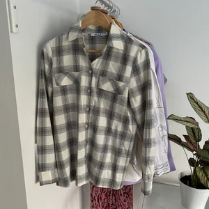 Snygg skjorta - En snygg skjorta inköpt på plick, sparsamt använd då den var för lite för liten för mig. 