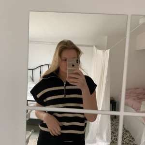 Zara väst  - Stickad väst från Zara med dragkedja och krage. Säljer bara vid bra bud!