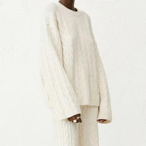 Stickad tröja - Jättefin stickad ljusbeige tröja med lite mer vida ärmar. Säljer då jag inte använder den så mycket tyvärr. Använd ca 3 gånger så i väldigt fint skick. 