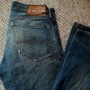 Supersnygga vintage Ralph lauren jeans som tyvörr inte kommer till användning😕 osäker på storlek men såhär sitter de på mig som bär 34 i jeans! Skriv privat om ni har frågor eller vill ha fler bilder😁 jag är 164!