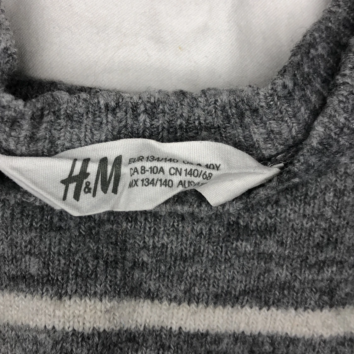 Grå stickat töja med ränder - 91