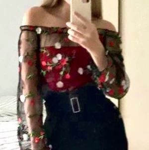 Blommig mesh top  - Säljer denna fina meshtop som är storlek XS/S men passar högst troligen en M också då den är stretchig. Köpare står för frakt✨