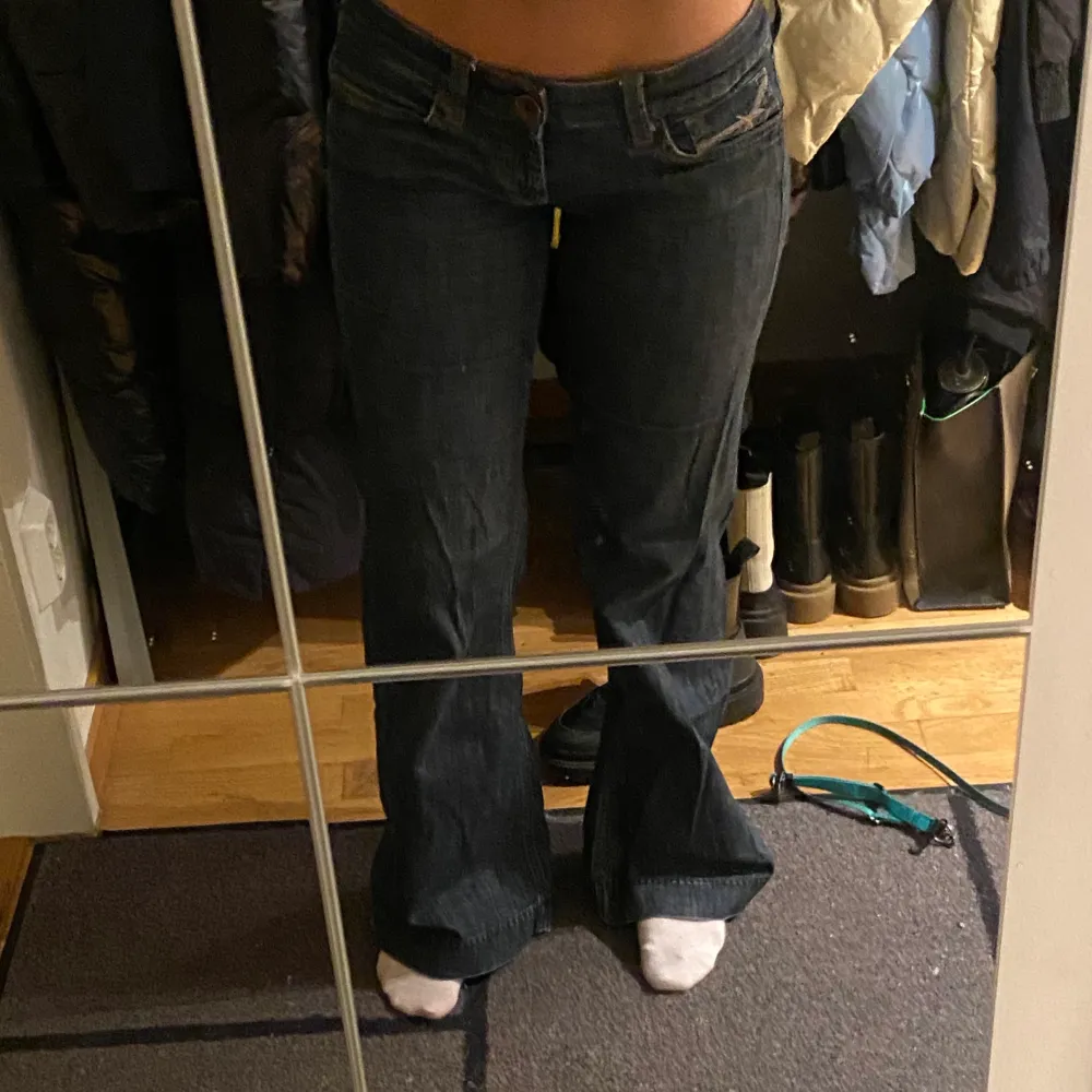 Ett par bootcut jeans som är låga i midjan! Det är strl 28/34 men skulle säga att de passar till de som har strl 36/38! Dock är dessa byxor lite för långa på mig som är 164 men funkar bra med lite högre skor. . Farkut & Housut.