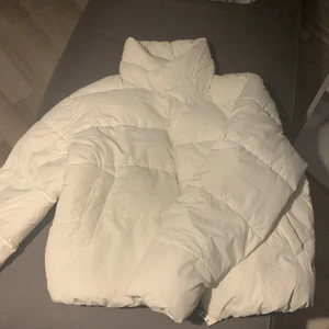Jacka  - Vit jacka i storlek L. Jag har egentligen storlek S men har haft denna som oversize