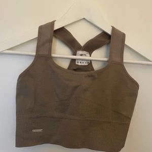 Aimn sport-bh i espresso  - Säljer en sport-bh från aimn. I storlek M men sitter mer som en Small skulle jag säga. I modellen high support. Aldrig använd. Nypris 449kr säljer för 200 plus frakt.