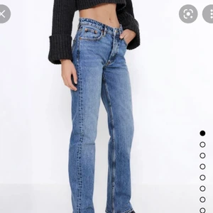 Zara Mid Rise jeans  - Säljer mina zara jeans pga dom är för små! De är i storlek 38 men är så mycket mindre i storleken så de passar 36. 🥰✨ inköpspris 359kr utropspris 230kr:)