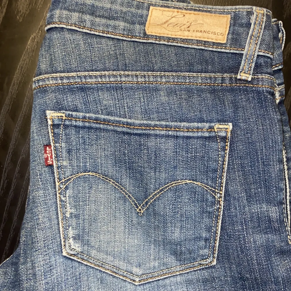 Säljer mina snygga lågmidjade secondhand levis jeans jag köpt på sellpy men som tyvärr är för små för mig! Passar perfekt för 32/34-36🤗 skriv för fler bilder! (Är något gråare i verkligheten än andra bilder). Jeans & Byxor.