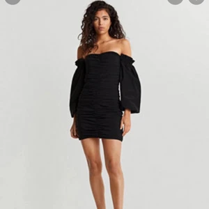 Svart klänning  - Jättefin svart klänning ifrån Gina i nyskick🥰