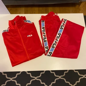 FILA set 2delar  - Hej, jag säljer mitt fila set. Köpte det här innan på plick men kom aldrig till användning. Tröjan är i storlek S och byxorna i M. Om du vill köpa del för sig går det oxå bra, isf 200kr styck. Jag tyckte de va stora i storleken därav df de ej kom till användning. Hör av dig vid intresse. Om du vill ha bild på hur de ser ut på så skriv 🤍