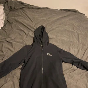 Armani,Stone iland, moncler - Storlek S på tröjorna. Moncler 300kr resten 400kr