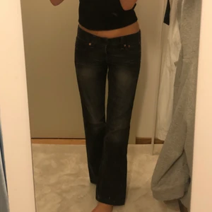 Levis jeans - Skitsnygga gråa Levis jeans! Köpta här på Plick för cirka 1 år sedan💗💕Säljer pågrund av att jag har flera andra liknande. Köpare står för frakt. 